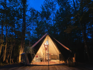 Year-round scenic lakefront glamping