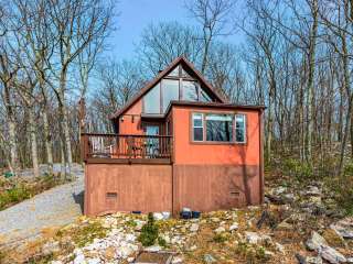 Mountaintop Cabin w Amazing Mtn Views, Deck, WiFi