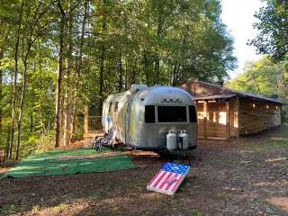 Airbear: Airstream Glamping with Hot Tub and Cabin