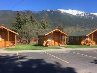 Glacier Basecamp Lodge & Campground