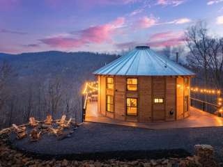 Magical Riverside Yurt w/hot tub