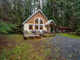 Mt. Baker Lodging - Cabin #01 - HOT TUB, WIFI, W/D, BBQ, PETS OK, SLEEPS-8!