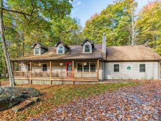 Private Lake Cabin w Deck/Grill, Fire Pit, WiFi!