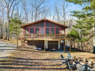 Hot Tub, River/Kayak, WiFi, & Fire Pit at Cabin!